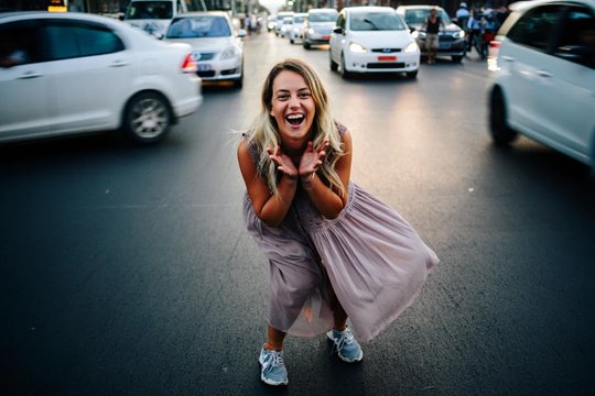 Девушка во время эпизода мании стоит посреди дороги